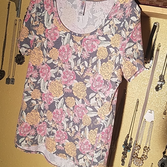 LuLaRoe Tops - 🖐5/$25🖐lulaRoe colorful shirt